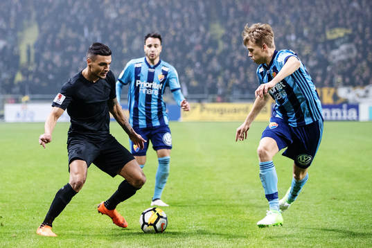 s Ahmed Yasin driver bollen mot Djurgårdens Jonathan