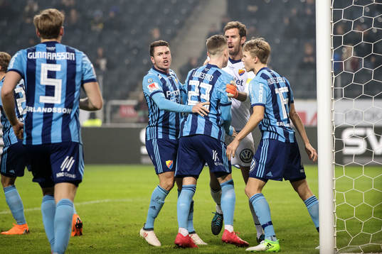 Djurgårdens målvakt Andreas Isaksson jublar med