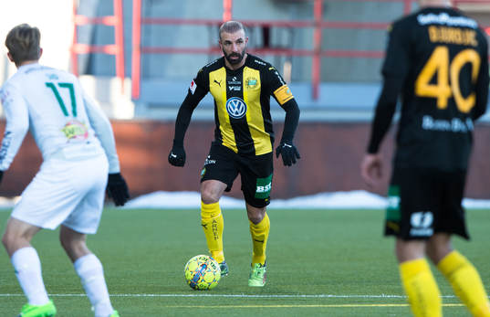 Hammarbys Kennedy Bakircioglu med bollen