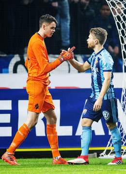 s målvakt Oscar Linnér i en diskussion med Djurgårdens