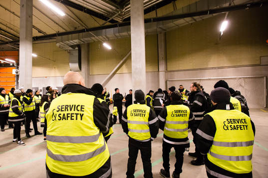 Matchvärdar och säkerhetspersonal får information