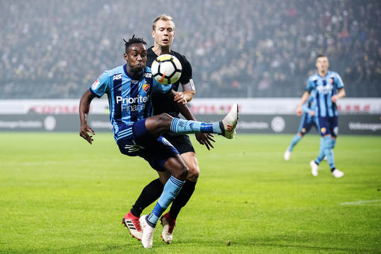 Djurgårdens Philana Tinotenda Kadewere i kamp om bollen