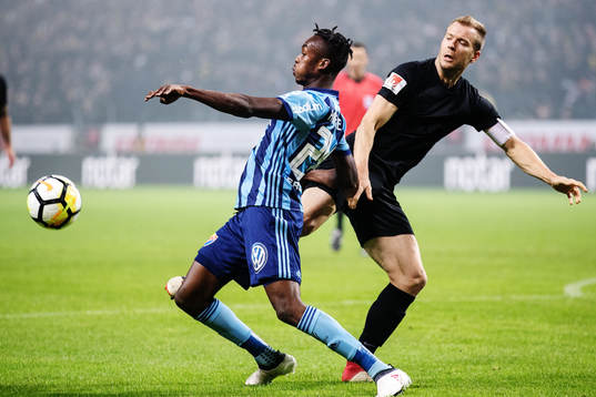Djurgårdens Philana Tinotenda Kadewere i kamp om bollen