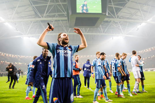 Djurgårdens Kevin Walker leder en sång med fansen