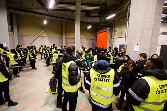 Matchvärdar och säkerhetspersonal får information