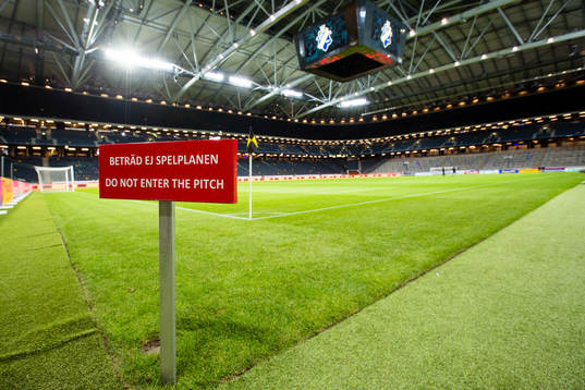 En förbudsskylt med texten " Beträd ej spelplanen "
