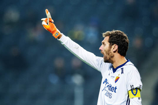 Djurgårdens målvakt Andreas Isaksson gestikulerar