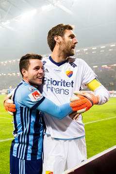 Djurgårdens Kerim Mrabti jublar med målvakt Andreas