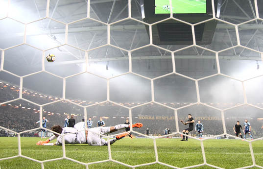 Djurgårdens målvakt Andreas Isaksson räddar en straff