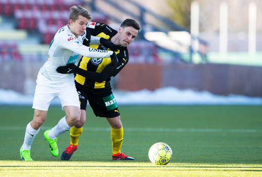 Mariehamns Robin Sid och Hammarbys Jeppe Andersen i en