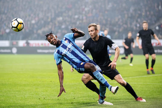 Djurgårdens Philana Tinotenda Kadewere i kamp om bollen