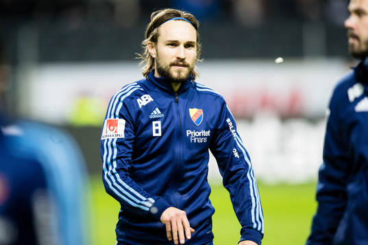 Djurgårdens Kevin Walker skojar och kastar ett tuggummi