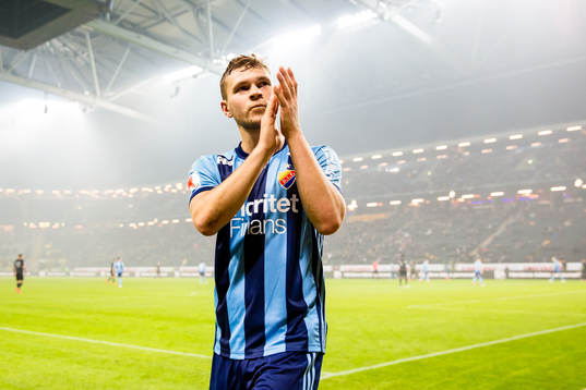 Djurgårdens Jesper Karlström kliver av planen och tackar