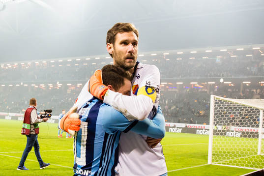 Djurgårdens Kerim Mrabti jublar med målvakt Andreas