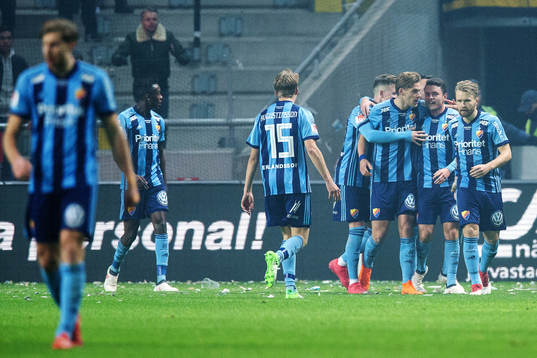 Djurgårdens Kerim Mrabti (två från höger) jublar med