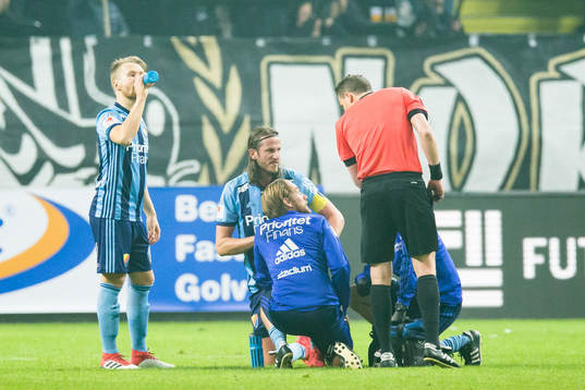 Djurgårdens Jonas Olsson skadar sig och tas om hand av