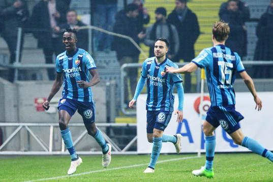 Djurgårdens Philana Tinotenda Kadewere (till vänster)