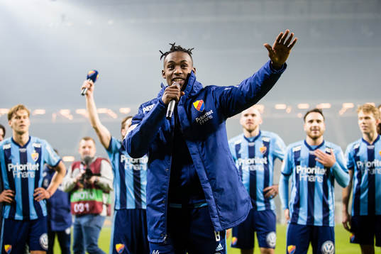 Djurgårdens Philana Tinotenda Kadewere leder en sång med