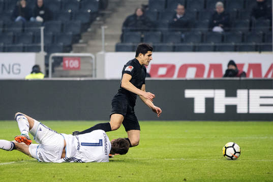 s Tarik Elyounoussi faller och får straff