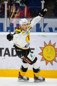 Skellefteås Joakim Lindström jublar
