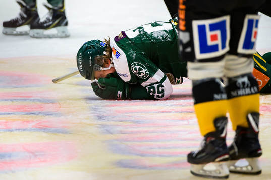 Färjestads Oskar Steen grinar illa