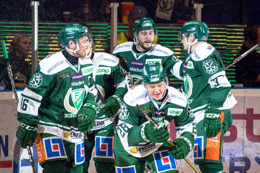 Färjestads Fabian Zetterlund jublar med lagkamrater