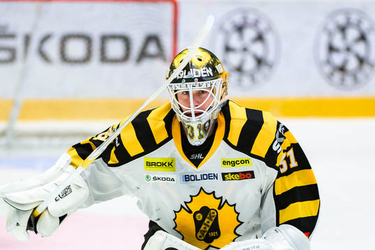 Skellefteås målvakt Joni Ortio åker av planen