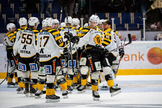 Skellefteås Filip Berglund jublar med lagkamrater