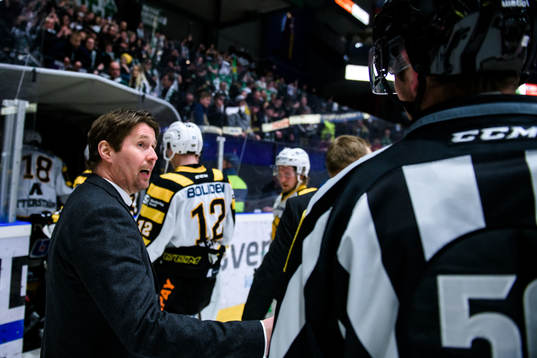 Skellefteås tränare Stefan Klockare pratar med domaren