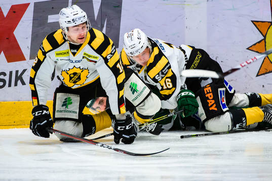 Skellefteås Adam Pettersson och Linus Lindström i en kamp