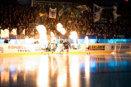 Färjestads målvakt Lars Haugen äntrar isen