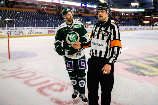 Färjestads Dick Axelsson pratar med Domare Mikael Nord