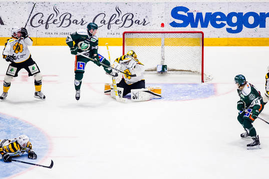 Färjestads Per Åslund och Skellefteås målvakt Joni Ortio