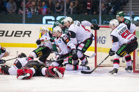 Malmö Redhawks målvakt Oscar Alsenfelt simmar