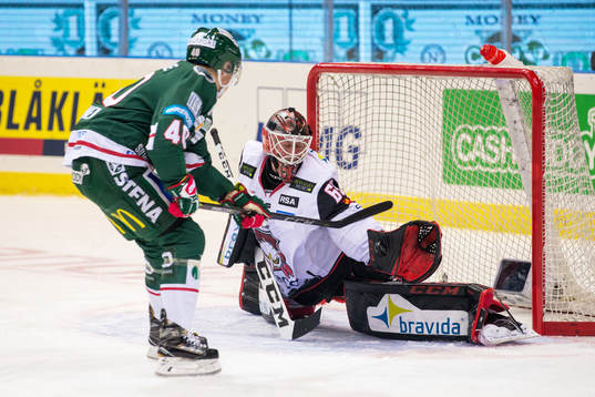 Frölundas Joel Mustonen och Malmö Redhawks målvakt Oscar