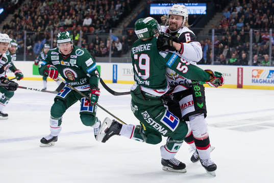 Malmö Redhawks Stefan Warg tacklar Frölundas Simon