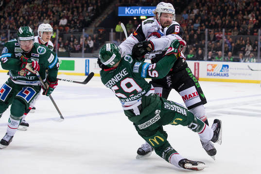 Malmö Redhawks Stefan Warg tacklar Frölundas Simon