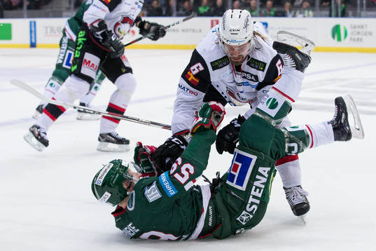 Malmö Redhawks Stefan Warg tacklar Frölundas Simon