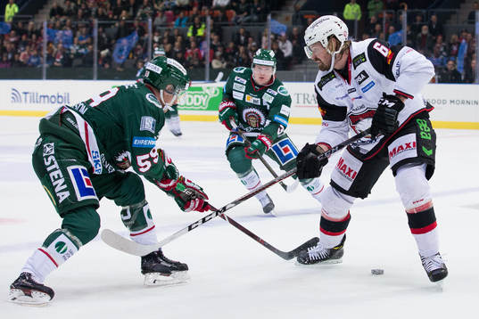 Frölundas Simon Hjalmarsson mot Malmö Redhawks Stefan Warg