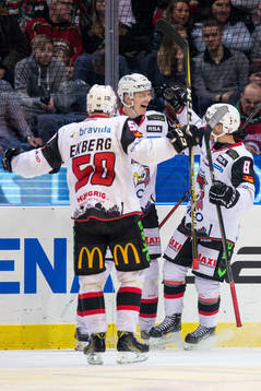 Malmö Redhawks Lars Bryggman jublar med lagkamrater
