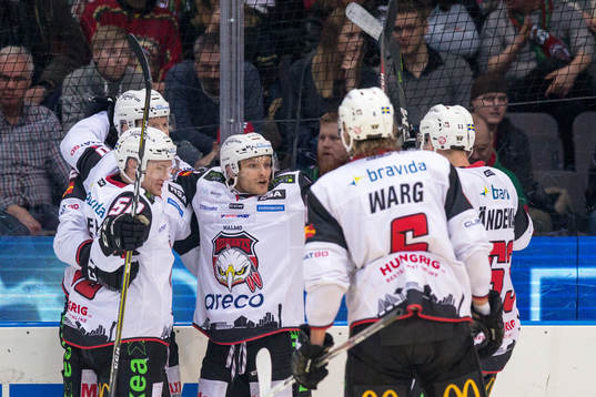 Malmö Redhawks Lars Bryggman jublar med lagkamrater