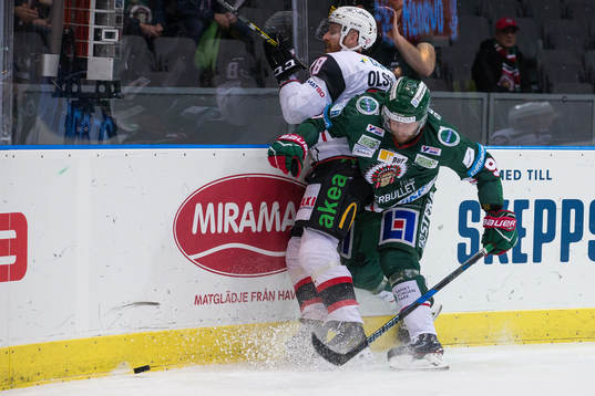 Frölundas Jan Mursak tacklar Malmö Redhawks Jens Olsson
