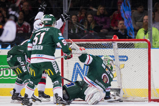 Malmö Redhawks Lars Bryggman skjuter 1-0 bakom Frölundas