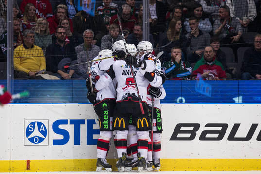 Malmö Redhawks Lars Bryggman jublar med lagkamrater