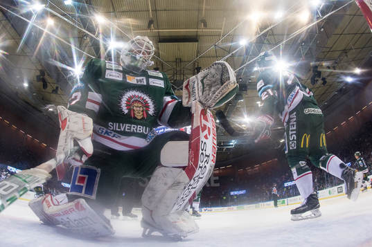 Frölundas målvakt Johan Gustafsson och Christoffer Ehn