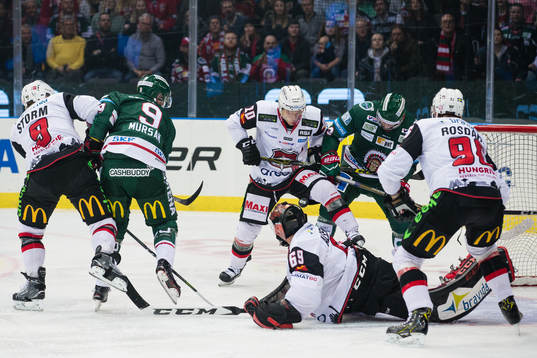 Kamp om pucken vid Malmö Redhawks målvakt Oscar Alsenfelt