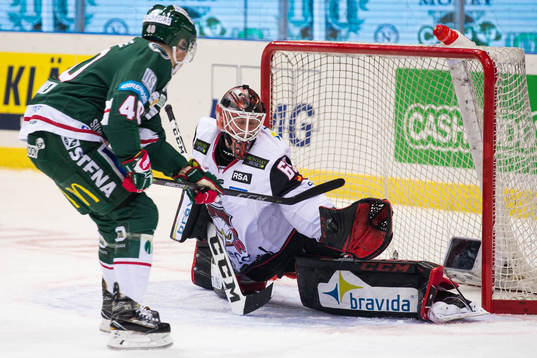 Malmö Redhawks målvakt Oscar Alsenfelt räddar ett skott