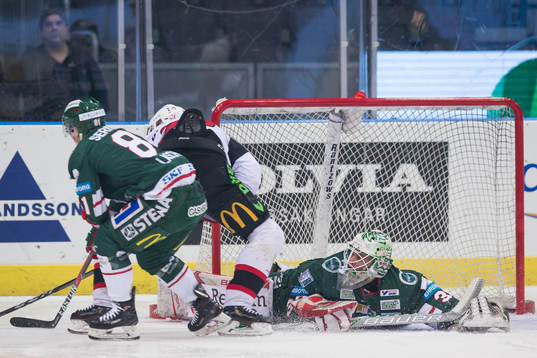 Frölundas målvakt Johan Gustafsson räddar ett skott