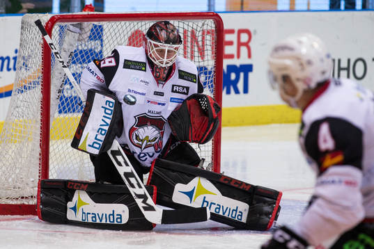 Malmö Redhawks målvakt Oscar Alsenfelt räddar ett skott