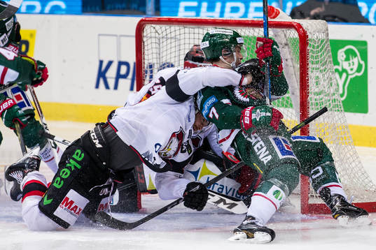 Malmö Redhawks Anton Mylläri brottar ned Frölundas